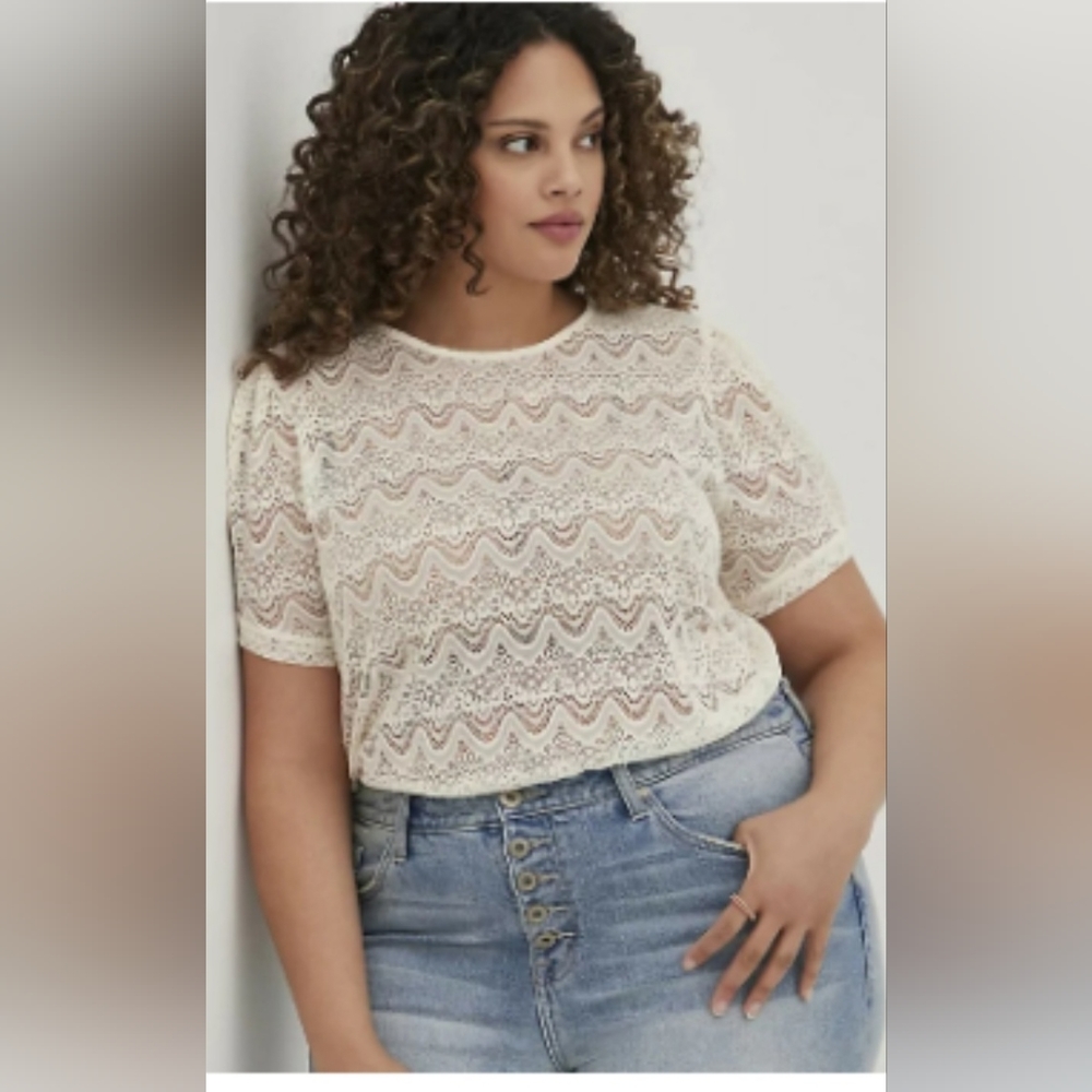 Torrid - Cream lace tee with puff sleeves. Size 00